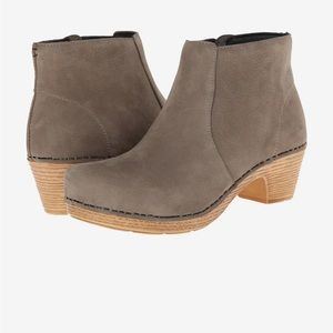 Dansko Nubuck Leather Maria Ankle Boot Light Gray/Tan Size 38